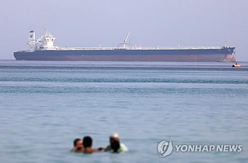 홍해를 지나고 있는 한 유조선의 모습. 연합뉴스 제공