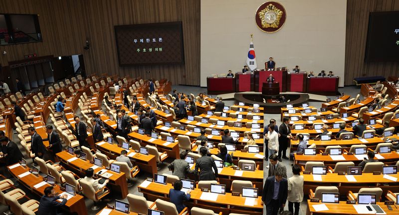 [서울=뉴시스] 고범준 기자 = 주호영 국민의힘 의원이 지난 30일 서울 여의도 국회에서 열린 제437회 국회(임시회) 제3차 본회의에서 형사소송법 개정안에 대한 무제한 토론(필리버스터)을 하고 있다. 2026.07.30. bjko@newsis.com