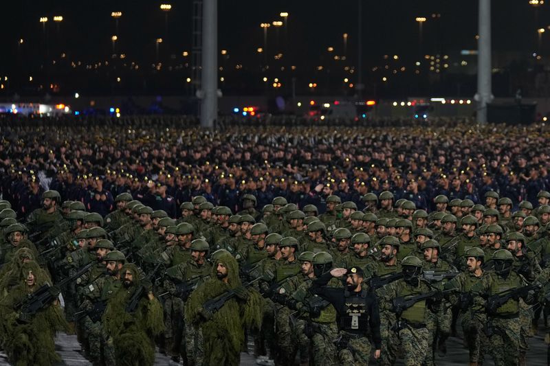 [메카=AP/뉴시스] 사우디아라비아가 30일(현지 시간) 홍헤에서 국제 상선과 에너지 수송로를 보호하기 위해 14개 국가가 참여하는 '다국적 해상 방위 연합' 창설 계획을 발표했다. 사진은 지난 5월21일 사우디 메카에서 특수부대원들이 연례 성지순례인 하지 준비를 위한 군사 퍼레이드 도중 시범을 보이는 모습. 2026.07.31.