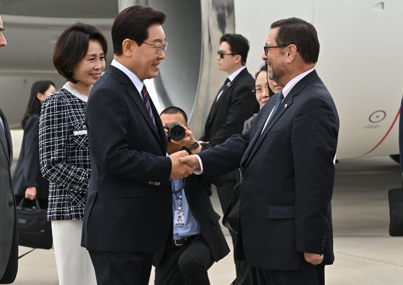 이재명 대통령이 29일(현지시간) 칠레 산티아고 아르투로 메리노 베니테스 공항에 도착해 환영객들과 인사하고 있다. 2026.7.30 ⓒ 뉴스1 허경 기자