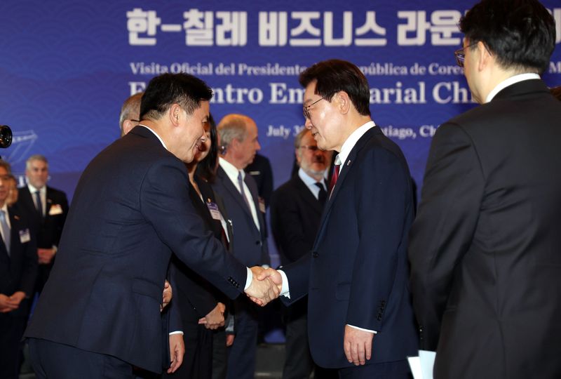 [산티아고=뉴시스] 김진아 기자 = 이재명 대통령이 30일(현지 시간) 칠레 산티아고 한 호텔에서 열린 한-칠레 비즈니스 라운드 테이블에서 류재철 LG전자 대표이사 사장과 악수를 하고 있다. 2026.07.31. bluesoda@newsis.com
