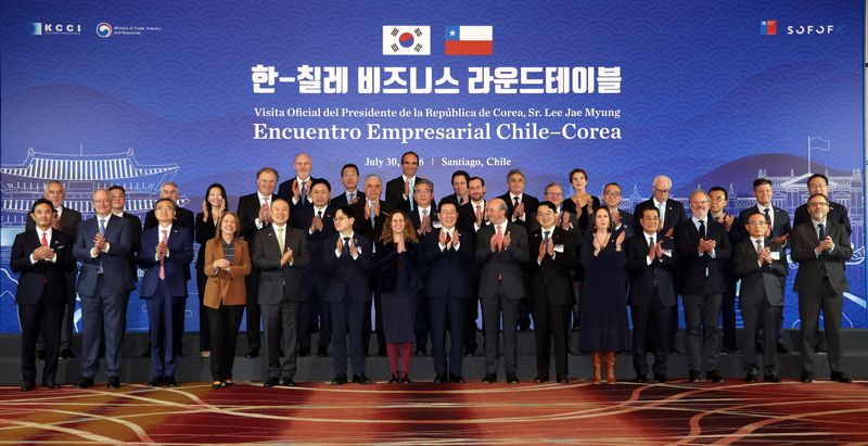 [산티아고=뉴시스] 김진아 기자 = 이재명 대통령이 30일(현지 시간) 칠레 산티아고 한 호텔에서 열린 한-칠레 비즈니스 라운드 테이블에서 참석 기업인 등과 기념 촬영을 하고 있다. 2026.07.31. bluesoda@newsis.com