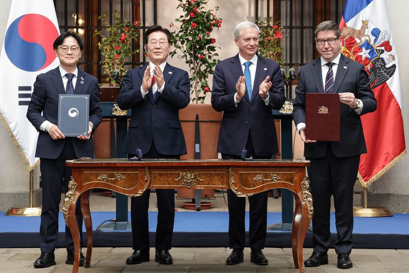 김정관 산업통상부 장관과 다니엘 마스 발데스 칠레 광업부 장관이 30일(현지시간) 산티아고 대통령궁에서 이재명 대통령과 호세 안토니오 카스트 대통령이 임석한 가운데 광물자원 파트너십 양해각서를 체결한 후 기념촬영을 하고 있다. 2026.7.31 ⓒ 뉴스1 허경 기자