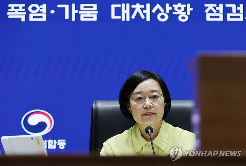 폭염ㆍ가뭄 대처사항 점검회의 주재하는 한성숙 국무총리 (출처=연합뉴스)