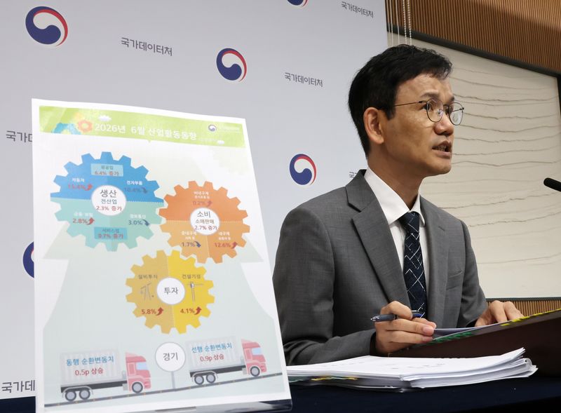[세종=뉴시스] 배훈식 기자 = 이두원 국가데이터처 경제동향통계심의관이 31일 오전 세종시 정부세종청사에서 2026년 6월 산업활동동향 브리핑을 하고 있다. 2026.07.31. dahora83@newsis.com
