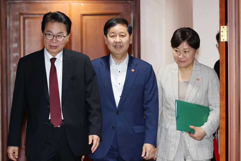 구윤철 부총리 겸 재정경제부 장관(가운데)이 31일 서울 종로구 정부서울청사에서 열린 비상경제본부회의 겸 경제관계장관회의 겸 민생물가 특별관리 관계장관 TF 회의에 참석하고 있다. 사진=서동일 기자