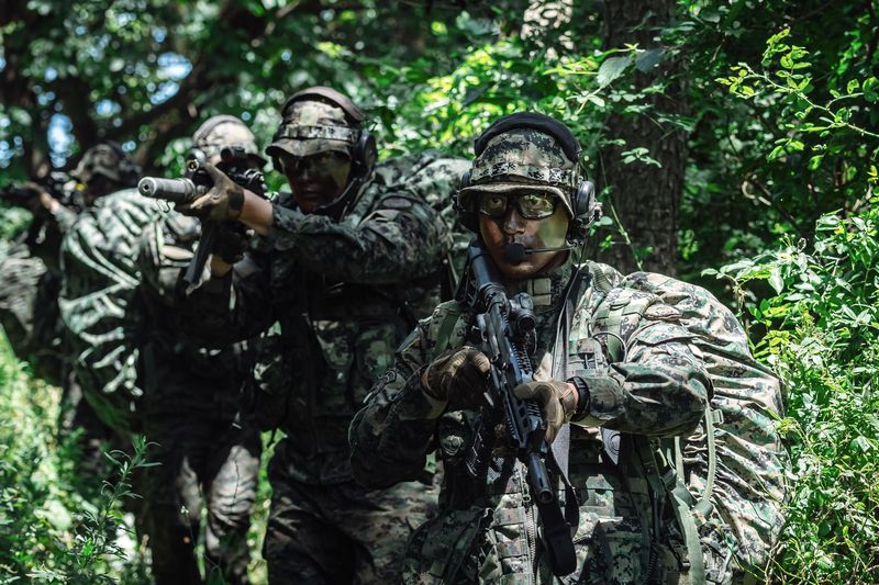 육군 특전사는 지난 27일부터 31일까지 4박 5일간 충남 보령 무창포 일대에서 해상침투훈련을 성공적으로 실시했다고 밝혔다. 사진은 육군 특전사 특전대원들이 해상침투훈련간 해안침투 후 작전지역으로 이동하고 있는 모습. 육군 제공