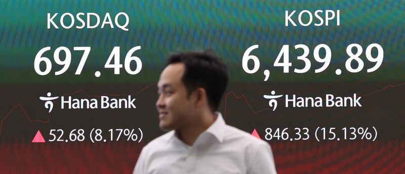 코스피가 장초반 6000선을 돌파한 31일 서울 중구 하나은행 딜링룸 전광판에 코스피 지수가 나타나고 있다. ⓒ 뉴스1 박지혜 기자