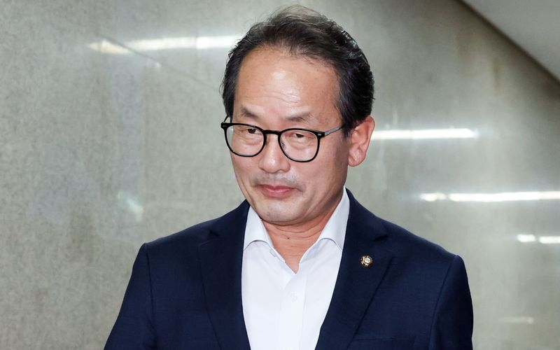 [서울=뉴시스] 최진석 기자 = 강준현 더불어민주당 수석대변인이 17일 여의도 국회에서 열린 비공개 당무위원회에 참석하고 있다. 2026.07.17. myjs@newsis.com