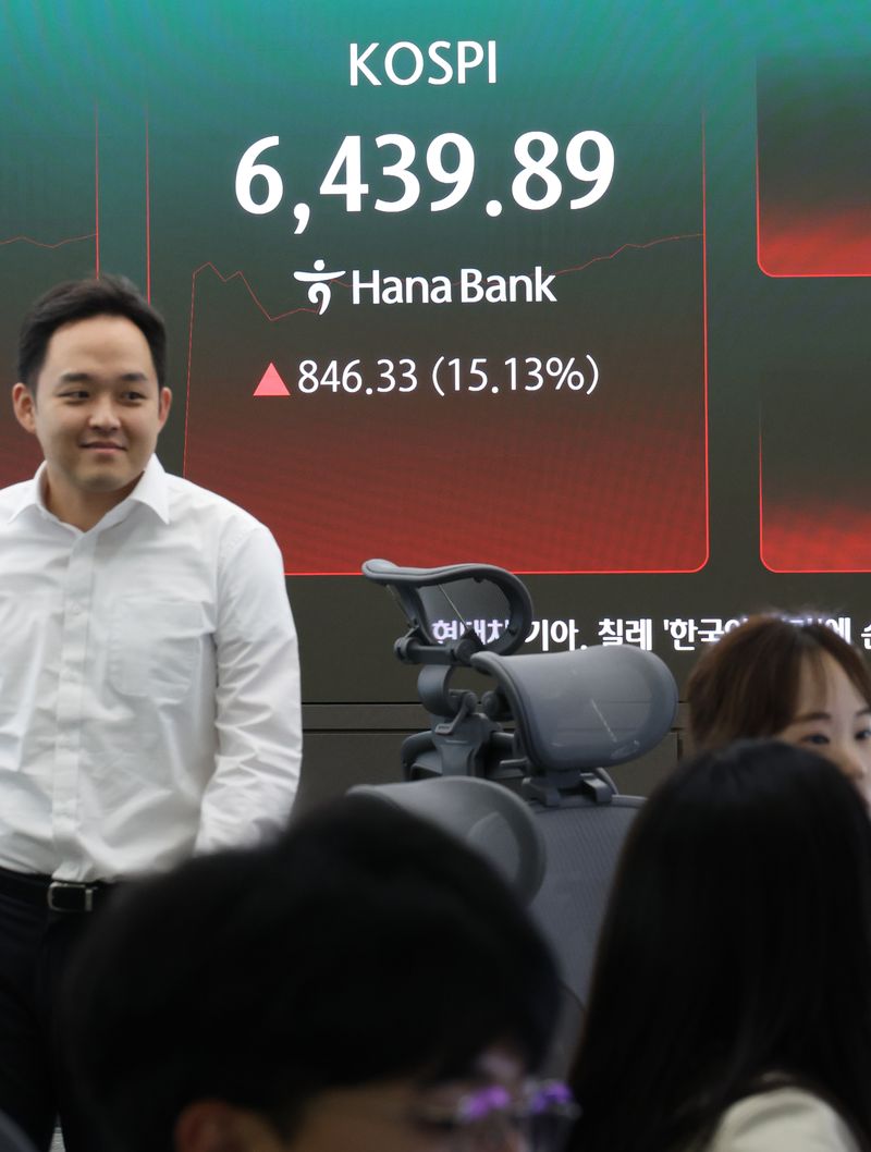 31일 서울 하나은행 본점 딜링룸에 코스피가 표시되고 있다. 연합뉴스 제공