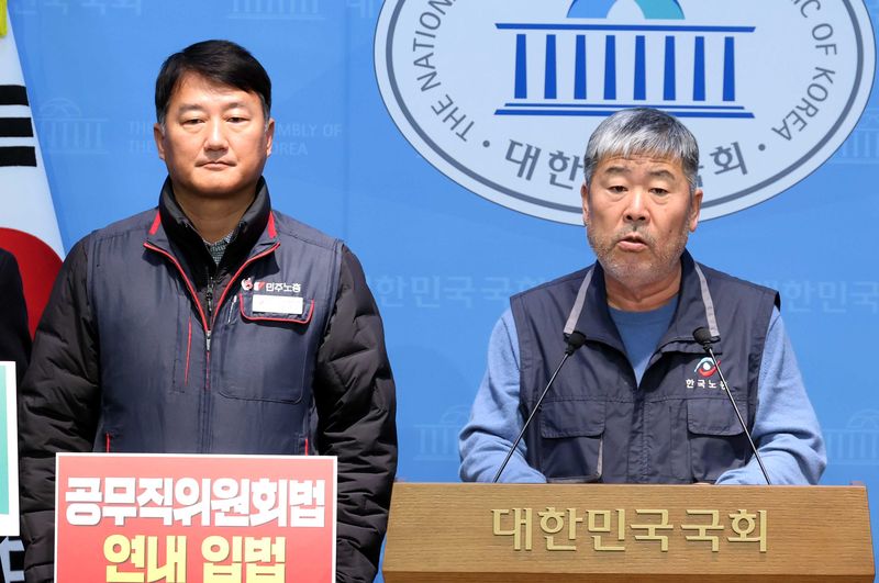 [서울=뉴시스] 조성봉 기자 = 김동명 한국노총 위원장이 지난해 11월 28일 오전 서울 여의도 국회 소통관에서 열린 공무직위원회법 연내입법촉구 양대노총 기자회견에서 발언을 하고 있다. 왼쪽은 양경수 민주노총 위원장. 2025.11.28. suncho21@newsis.com