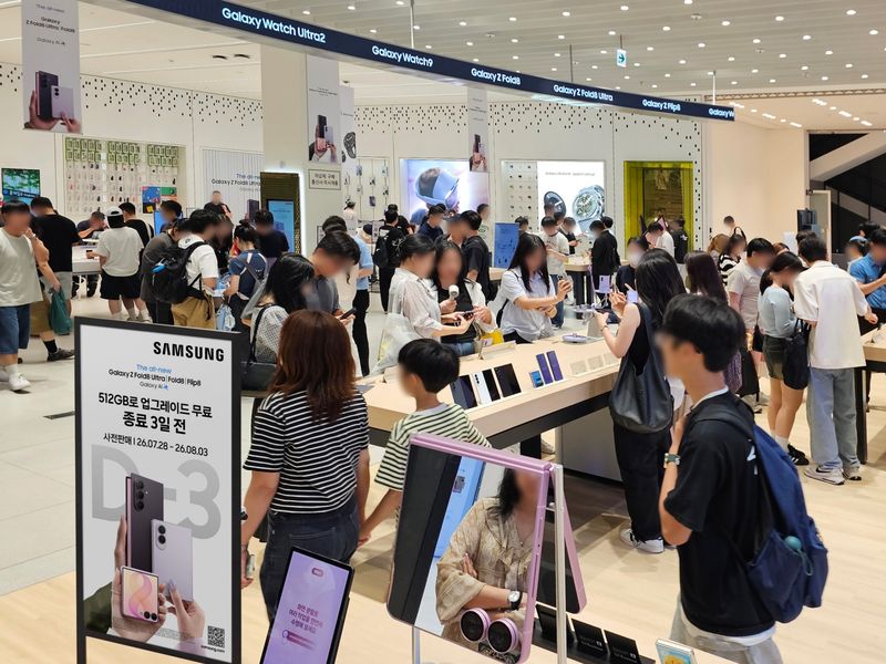 삼성스토어 홍대에서 고객들이 삼성전자 갤럭시 Z 시리즈를 살펴보고 있다. 삼성전자 제공