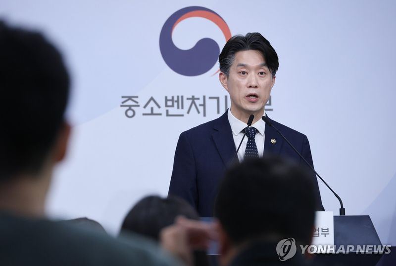 노용석 중소벤처기업부 제1차관이 '모두의 창업 프로젝트 정보 유출 경과 및 향후 계획' 브리핑을 진행하고 있다. 연합뉴스 제공.