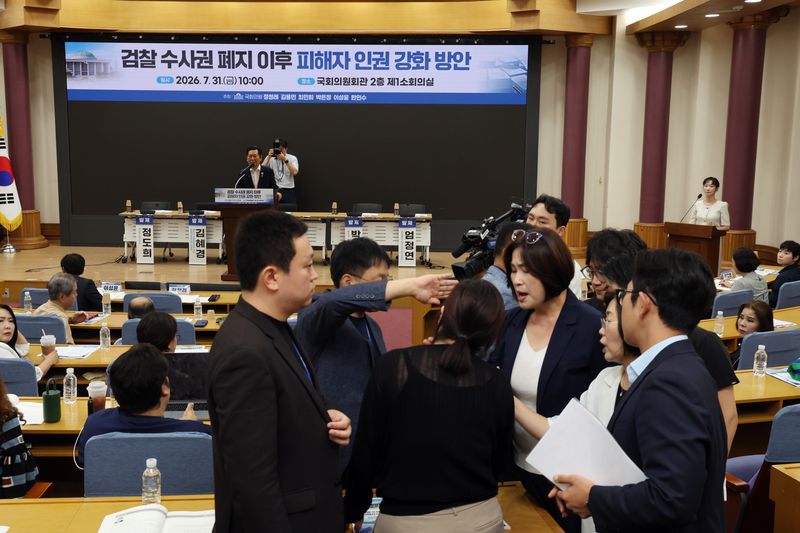 정청래 더불어민주당 당대표 후보가 31일 오전 서울 여의도 국회 의원회관에서 열린 '검찰 수사권 폐지 이후 피해자 인권 강화 방안' 토론회에서 '보완수사권 폐지'를 반대하는 참석자에게 항의를 받고 있다. 뉴스1