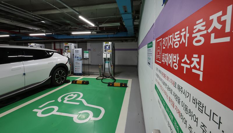 사진은 9일 서울 시내 한 건물 지하주차장 전기차 충전소에 게시된 전기차 화재 관련 안내문. 2024.8.9 ⓒ 뉴스1 김도우 기자