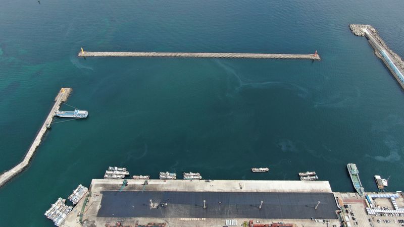 제주 동부권 해상물류 거점인 서귀포시 성산포항 화물부두 전경. 제주특별자치도는 총사업비 377억원을 투입해 총연장 390m의 화물부두를 조성하고, 5000t급 화물선 3척이 동시에 접안할 수 있는 3개 선석을 확보했다. /사진=제주특별자치도 제공