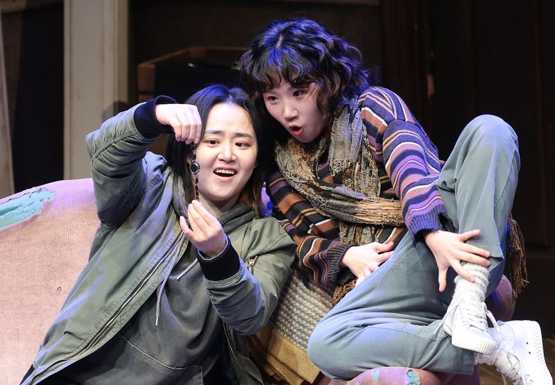 연극 '오펀스' 프레스콜에서 배우 문근영(왼쪽)이 열연하는 모습. ⓒ 뉴스1 권현진 기자