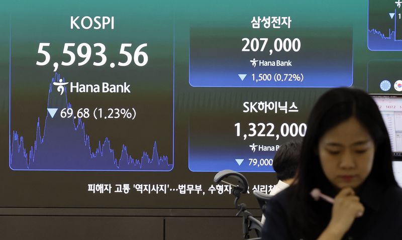 [서울=뉴시스] 김혜진 기자 = 지난 30일 서울 중구 하나은행 딜링룸 전광판에 주요 지수가 표시 되고 있다. 2026.07.30. jini@newsis.com