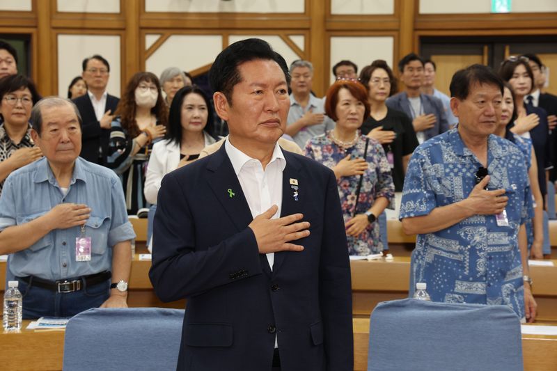정청래 더불어민주당 당대표 후보가 31일 오전 서울 여의도 국회 의원회관에서 열린 '검찰 수사권 폐지 이후 피해자 인권 강화 방안' 토론회에서 국민의례를 하고 있다. 뉴스1