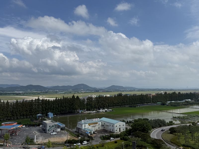 정부는 6일 광주 군공항 부지에 호남권 반도체 산업단지를 조성하기로 결정했다고 밝혔다. 사진은 광주 군공항 활주로와 주변 부지의 모습. ⓒ 뉴스1 김태성 기자