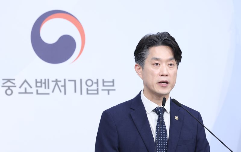 [서울=뉴시스] 조수정 기자 = 중소벤처기업부 장관 직무대행인 노용석 1차관이 31일 오전 서울 종로구 정부서울청사 별관에서 '모두의 창업' 프로젝트 정보유출 결과 및 향후 계획을 발표하고 있다. 2026.07.31. chocrystal@newsis.com