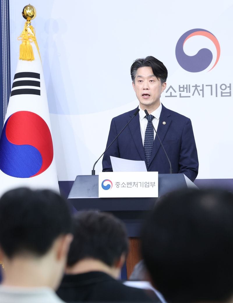 [서울=뉴시스] 조수정 기자 = 중소벤처기업부 장관 직무대행인 노용석 1차관이 31일 오전 서울 종로구 정부서울청사 별관에서 '모두의 창업' 프로젝트 정보유출 결과 및 향후 계획을 발표하고 있다. 2026.07.31. chocrystal@newsis.com