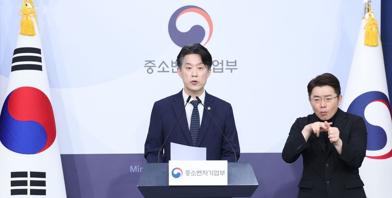 [서울=뉴시스] 조수정 기자 = 중소벤처기업부 장관 직무대행인 노용석 1차관이 31일 오전 서울 종로구 정부서울청사 별관에서 '모두의 창업' 프로젝트 정보유출 결과 및 향후 계획을 발표하고 있다. 2026.07.31. chocrystal@newsis.com