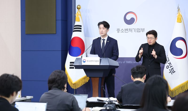 [서울=뉴시스] 조수정 기자 = 중소벤처기업부 장관 직무대행인 노용석 1차관이 31일 오전 서울 종로구 정부서울청사 별관에서 '모두의 창업' 프로젝트 정보유출 결과 및 향후 계획을 발표하고 있다. 2026.07.31. chocrystal@newsis.com