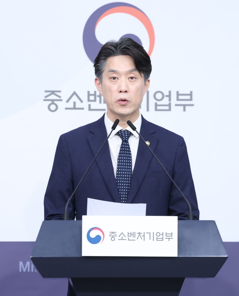 [서울=뉴시스] 조수정 기자 = 중소벤처기업부 장관 직무대행인 노용석 1차관이 31일 오전 서울 종로구 정부서울청사 별관에서 '모두의 창업' 프로젝트 정보유출 결과 및 향후 계획을 발표하고 있다. 2026.07.31. chocrystal@newsis.com
