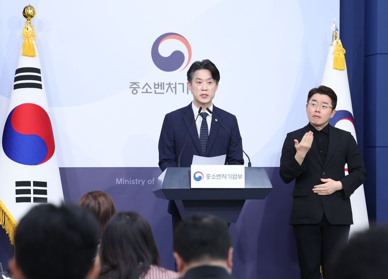 [서울=뉴시스] 조수정 기자 = 중소벤처기업부 장관 직무대행인 노용석 1차관이 31일 오전 서울 종로구 정부서울청사 별관에서 '모두의 창업' 프로젝트 정보유출 결과 및 향후 계획을 발표하고 있다. 2026.07.31. chocrystal@newsis.com