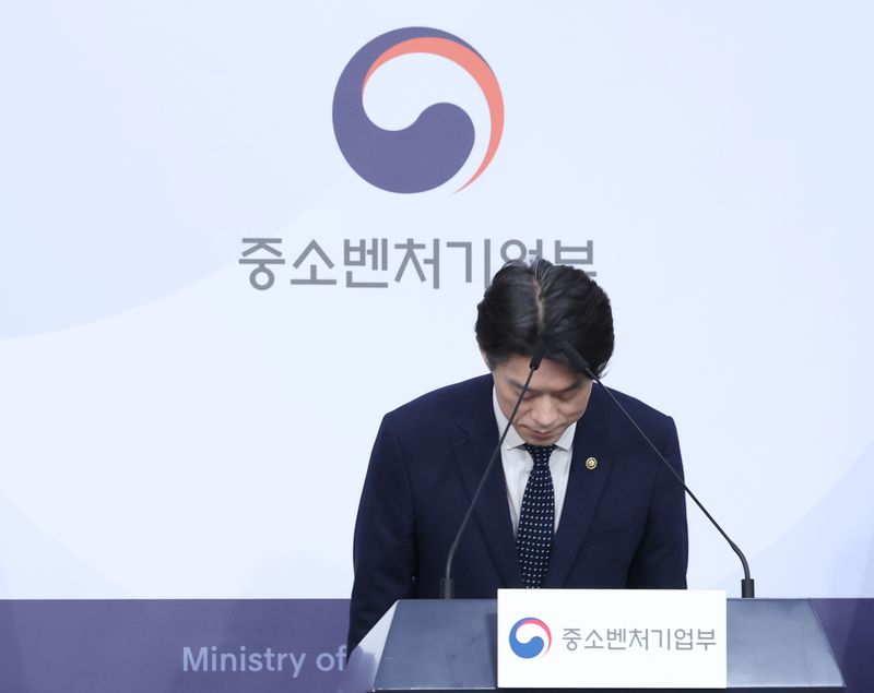 [서울=뉴시스] 조수정 기자 = 중소벤처기업부 장관 직무대행인 노용석 1차관이 31일 오전 서울 종로구 정부서울청사 별관에서 '모두의 창업' 프로젝트 정보유출 결과 및 향후 계획을 발표하기 앞서 인사하고 있다. 2026.07.31. chocrystal@newsis.com