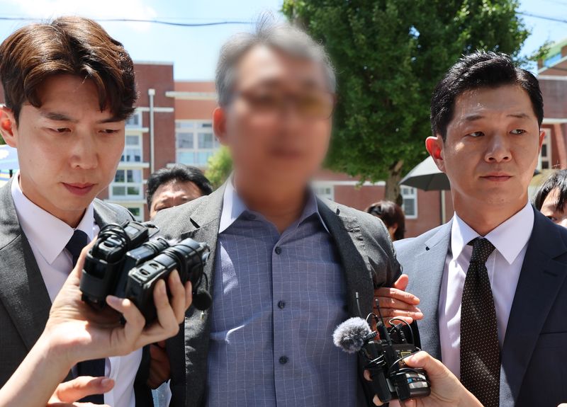 31일 장윤기 사건에 대해 살인과 성범죄 사건을 분리 수사하도록 지시한 협의를 받는 전 광산경찰서 형사과장 A 경정이 전남광주통합특별시 동구 광주지방법원에서 구속 전 피의자 심문(영장 실질 심사)을 마치고 호송차로 향하고 있다. 연합뉴스