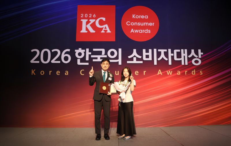 하나손해보험 자동차보험본부 김무석 상무(왼쪽)과 자동차상품팀 김수빈 선임(오른쪽)이 기념 촬영을 하고 있다. /사진=파이낸셜뉴스