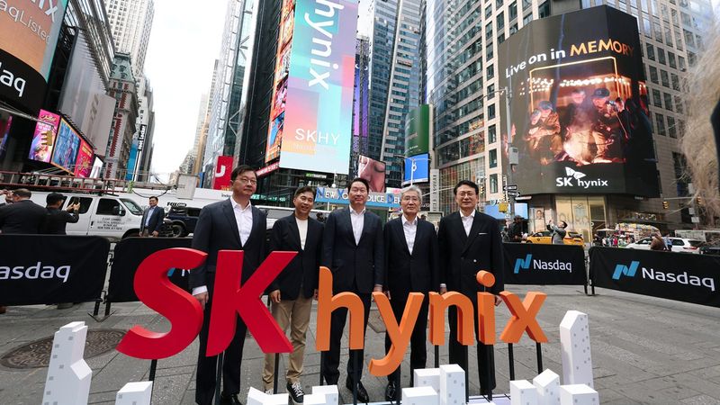 [서울=뉴시스]최태원 SK그룹 회장, 곽노정 SK하이닉스 CEO 등 주요 경영진이 미국 뉴욕 타임스스퀘어 나스닥 타워 앞에서 기념 촬영을 하고 있다. 왼쪽부터 최재원 SK스퀘어 수석부회장, 곽노정 SK하이닉스 CEO, 최태원 SK그룹 회장, 고승범 SK하이닉스 사외이사 겸 이사회 의장, 유정준 SK(주) 미주총괄 부회장. (사진=SK하이닉스 제공). 2026.07.11. photo@newsis.com *재판매 및 DB 금지