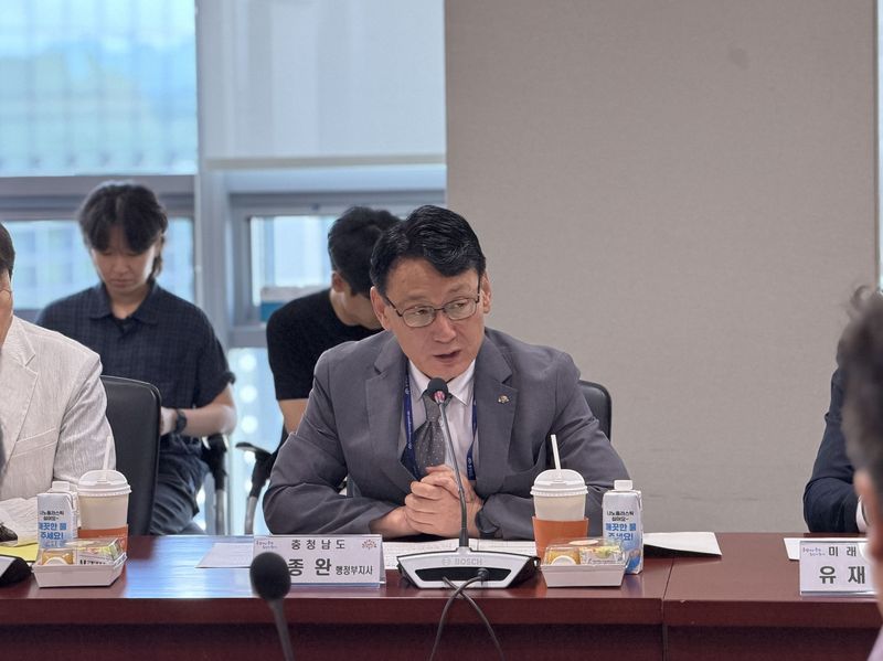 홍종완 행정부지사가 31일 충남도청 회의실에서 열린 '충남 3력 혁신 전담조직(TF)' 제1차 회의를 주재하고 있다. 충남도 제공