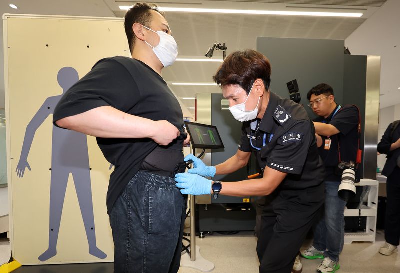[인천공항=뉴시스] 김명년 기자 = 22일 오전 인천국제공항 제1터미널에서 관세청 직원이 밀리미터파 검색을 이용해 마약밀수를 적발장면을 시연하고 있다.(공동취재) 2026.07.21. kmn@newsis.com
