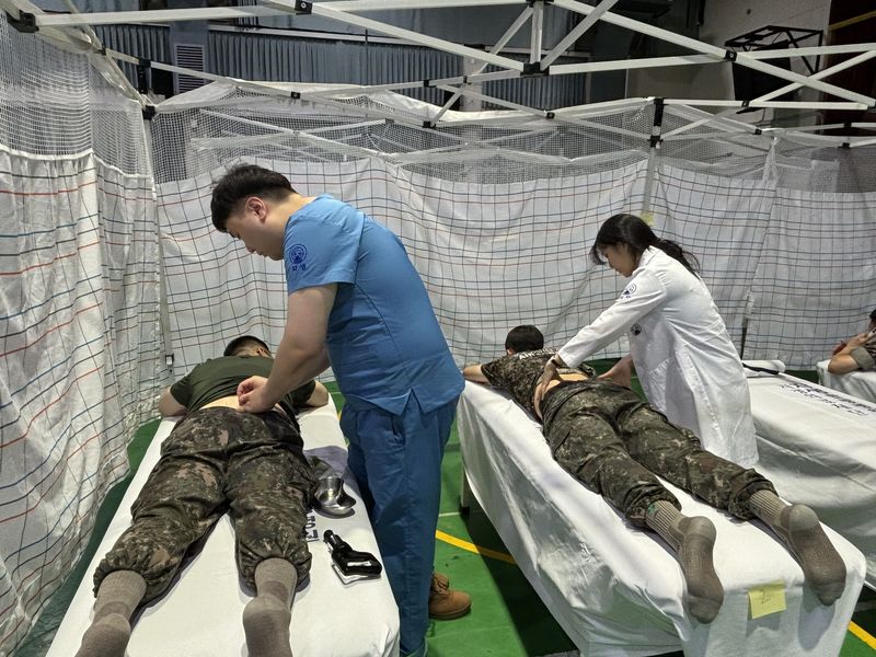자생한방병원 의료진이 제7기동군단 장병 대상 의료봉사에서 한의통합치료를 하고 있다. 자생한방병원 제공