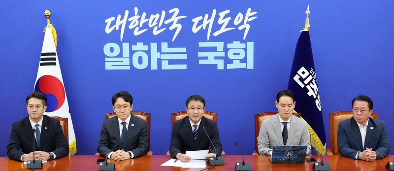 더불어민주당 한병도 당 대표 직무대행 겸 원내대표가 31일 국회에서 기자회견을 열고 청와대 특별감찰관 후보로 최길수 변호사를 추천한다고 말하고 있다. 연합뉴스