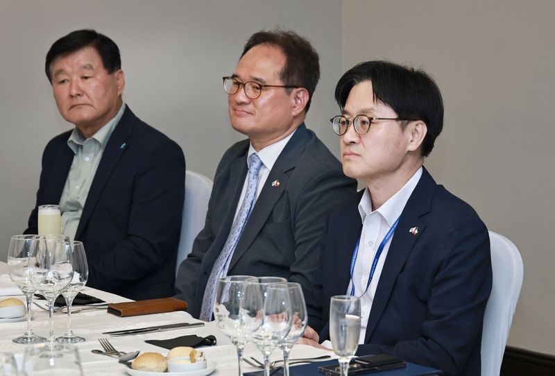 김정관 산업통상부 장관은 29일(현지시간) 18:00 '이재명 대통령 칠레 공식 방문'계기에 '광물기업 만찬 간담회'를 주재하고, 협력방안을 논의하고 있다. 산업부 제공