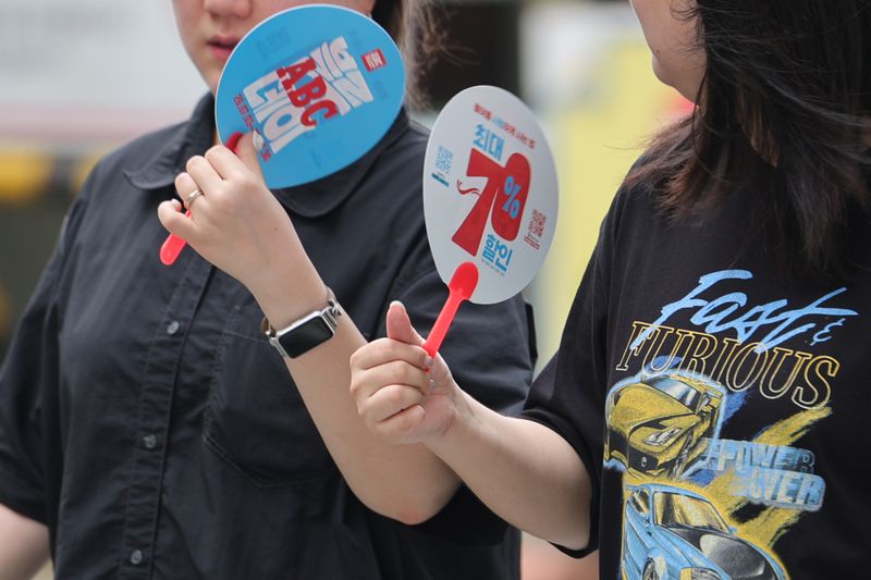 서울 한낮 최고기온이 34도까지 오르며 폭염이 계속된 지난 달 31일 서울 종로구 광화문광장에서 시민들이 부채질을 하며 걷고 있다. 연합뉴스
