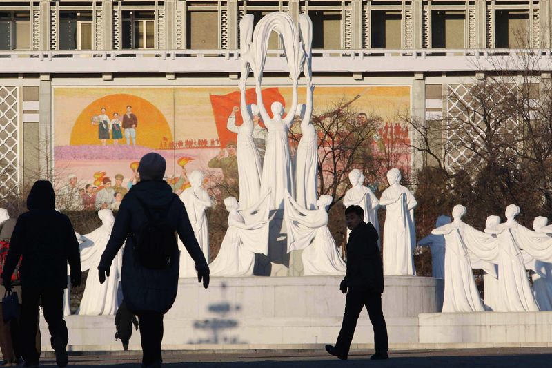 [평양=AP/뉴시스] 북한 평양 중앙구역에서 시민들이 길을 지나고 있다. 2026.01.21.