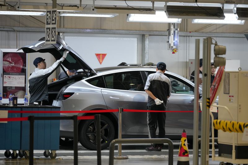 [상하이=AP/뉴시스] 테슬라가 전기차 중심 사업에서 로봇·인공지능(AI) 분야로 전환을 추진하는 가운데, 중국 상하이 공장이 휴머노이드 로봇 대량생산의 핵심 역할을 할 것이라는 전망이 제기됐다. 사진은 테슬라 상하이 공장 메가팩토리에서 직원들이 작업 중인 모습. 2026.04.15