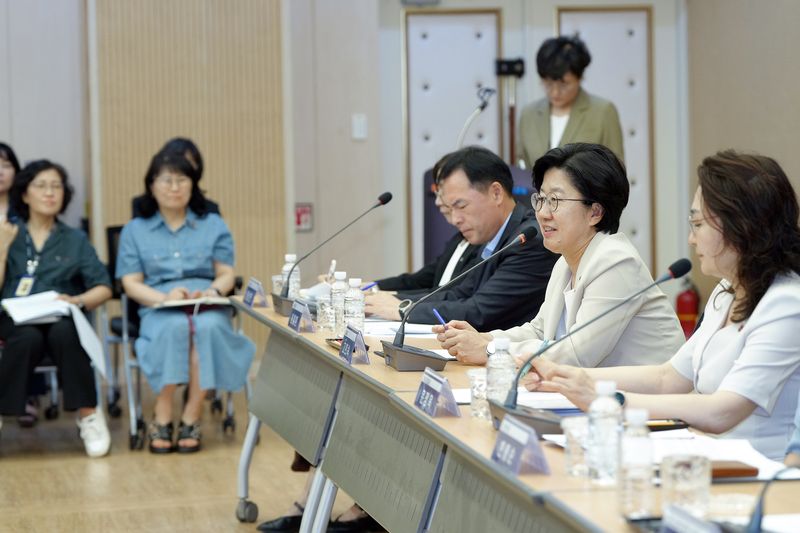 고의숙 제주특별자치도교육감이 31일 제주시교육지원청에서 열린 학교운영위원장협의회 간담회에서 현장 의견을 듣고 답변하고 있다. 교육청은 간담회에서 제시된 정책 제안을 관계 부서 검토를 거쳐 교육정책과 사업에 반영할 계획이다. /사진=제주특별자치도교육청 제공