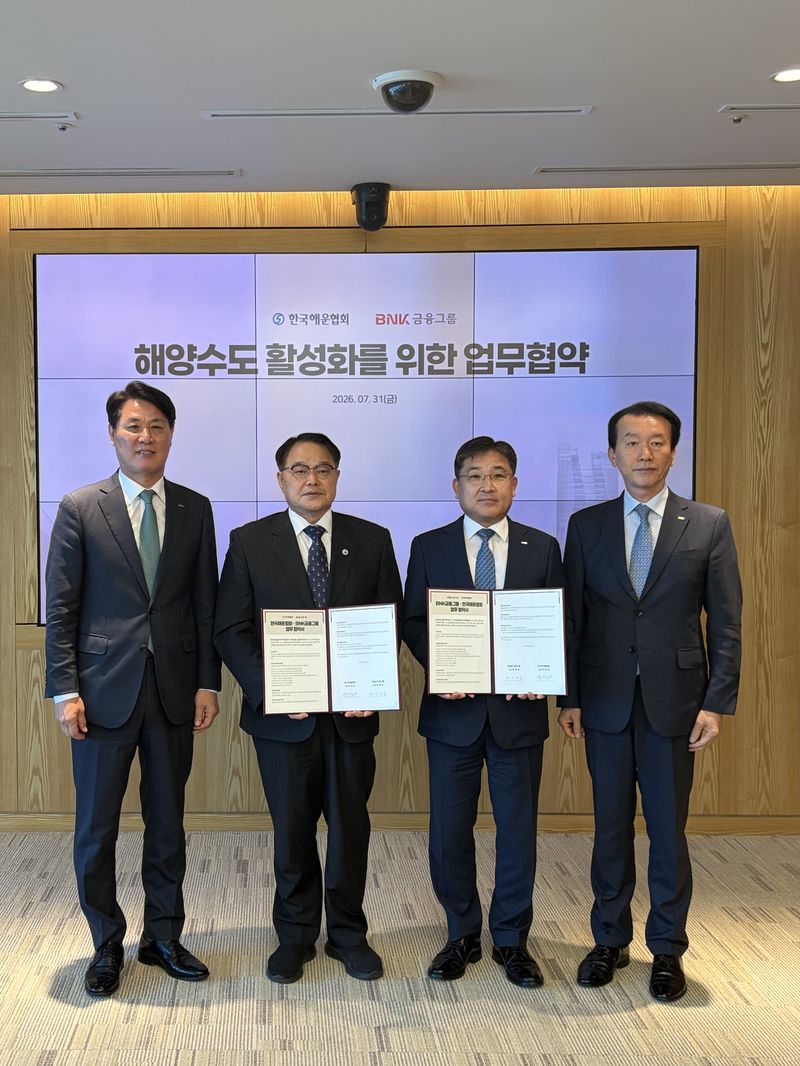 31일 부산시 문현동 소재 BNK부산은행 본점에서 김태한 경남은행장, 해운협회 양창호 부회장, 강종훈 그룹경영전략부문장, 김성주 부산은행장(왼쪽부터)이 포즈를 취하고 있다. 한국해운협회 제공