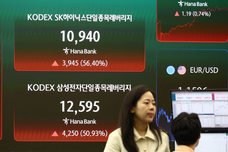 지난달 31일 서울 하나은행 딜링룸 전광판에 KODEX SK하이닉스와 삼성전자 단일종목 레버리지가 표시되고 있는 모습. /사진=뉴시스