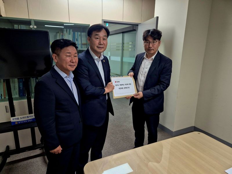 [수원=뉴시스] 윤종영(연천) 경기도의회 국민의힘 건전재정 혁신추진단 단장이 31일 도의회 양주상담소에서 조성환 경기도 재정혁신 TF(태스크포스) 총괄간사에게 정책요구안을 전달하고 있다. (사진=경기도의회 제공) 2026.07.31. photo@newsis.com *재판매 및 DB 금지