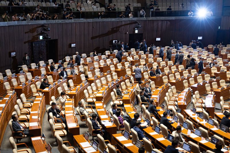 지난 30일 서울 여의도 국회에서 열린 제437회 국회(임시회) 제3차 본회의에서 형사소송법 일부개정법률안(대안)에 대한 주호영 국민의힘 의원의 무제한 토론(필리버스터)이 시작되자 여당 의원들이 본회의장을 빠져나가고 있다. 2026.7.30 ⓒ 뉴스1 유승관 기자