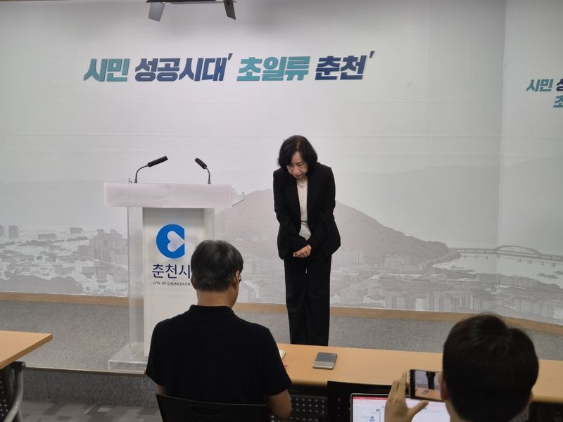 김지숙 더불어민주당 춘천시의원이 31일 시청 브리핑룸에서 기자회견을 갖고 최근 음주 상태에서 지구대에서 소란을 피운 사건과 관련해 시민들에게 공식 사과하고 있다.(독자 제공, 재판매 및 DB금지)