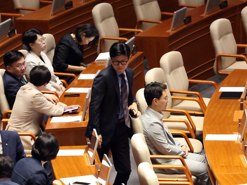 한동훈 무소속 의원이 31일 오후 서울 여의도 국회에서 열린 제437회국회(임시회) 제3차본회의에서 형사소송법 일부개정법률안(대안)에 대한 무제한토론 종결동의의 건 투표를 앞두고 퇴장하고 있다. 뉴스1