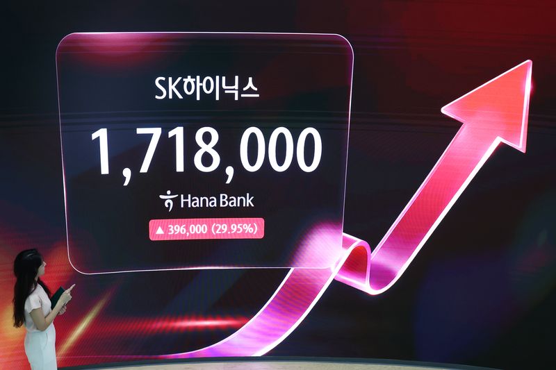 코스피가 17.91% 오른 6595.45에 마감하면서 SK하이닉스와 삼성전자 주가가 각각 29.95%, 26.81% 오른 31일 서울 하나은행 딜링룸에서 딜러들이 업무를 보고 있다. 코스닥은 11.63% 오른 719.76에 마감됐다. 뉴시스 제공